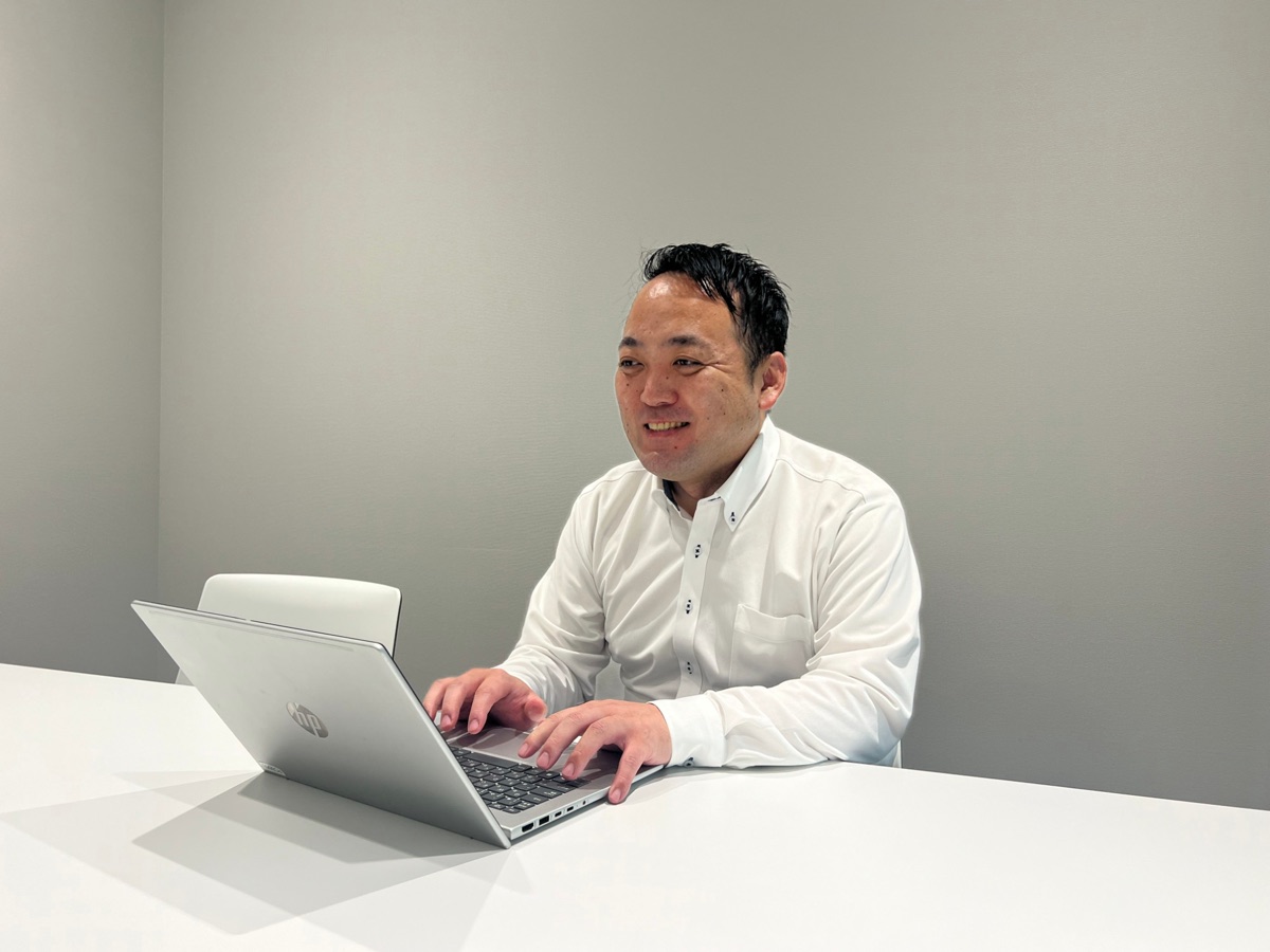 ノートパソコンを前に笑顔で話す、さわやか株式会社の小沢様
