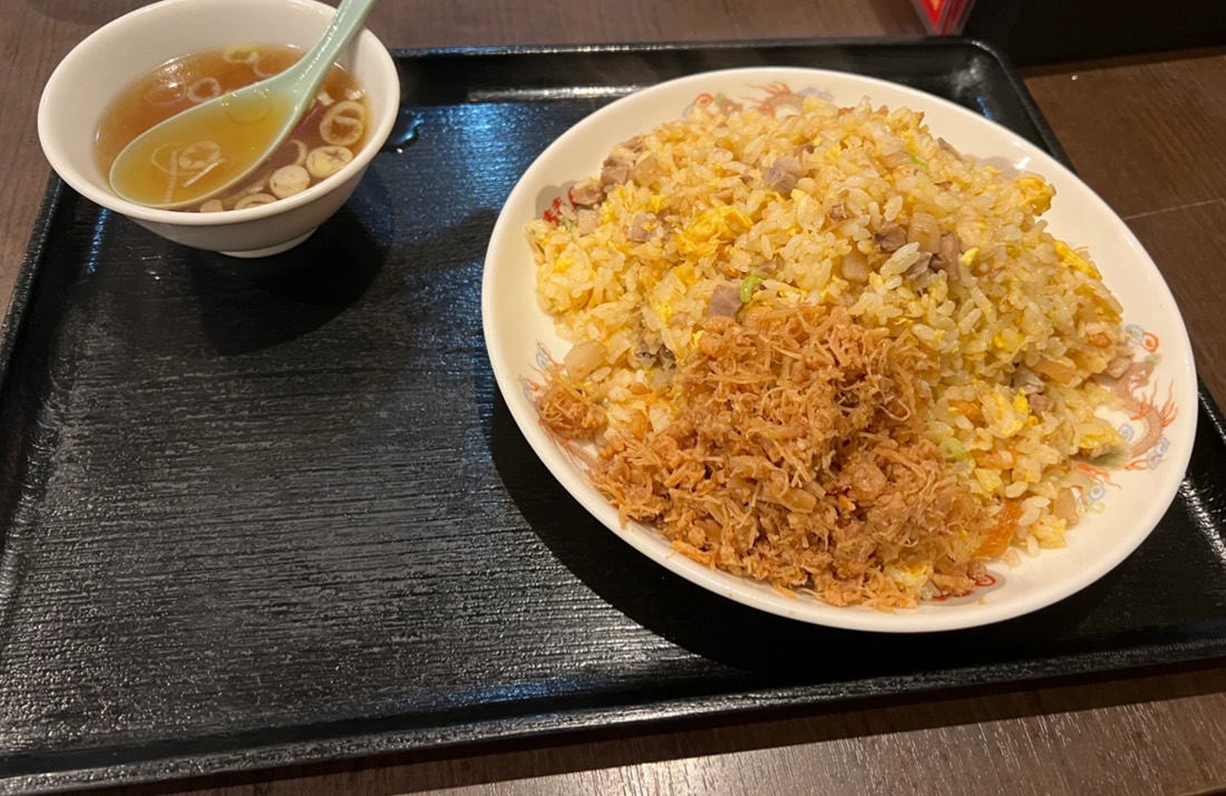 スープを添えて盆にのせた、大盛りの究極チャーハン